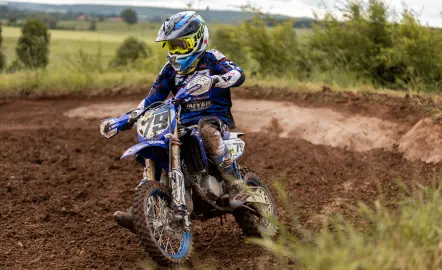 Kask, ochraniacze, kamizelka — kompletny zestaw ochronny dla młodego motocyklisty