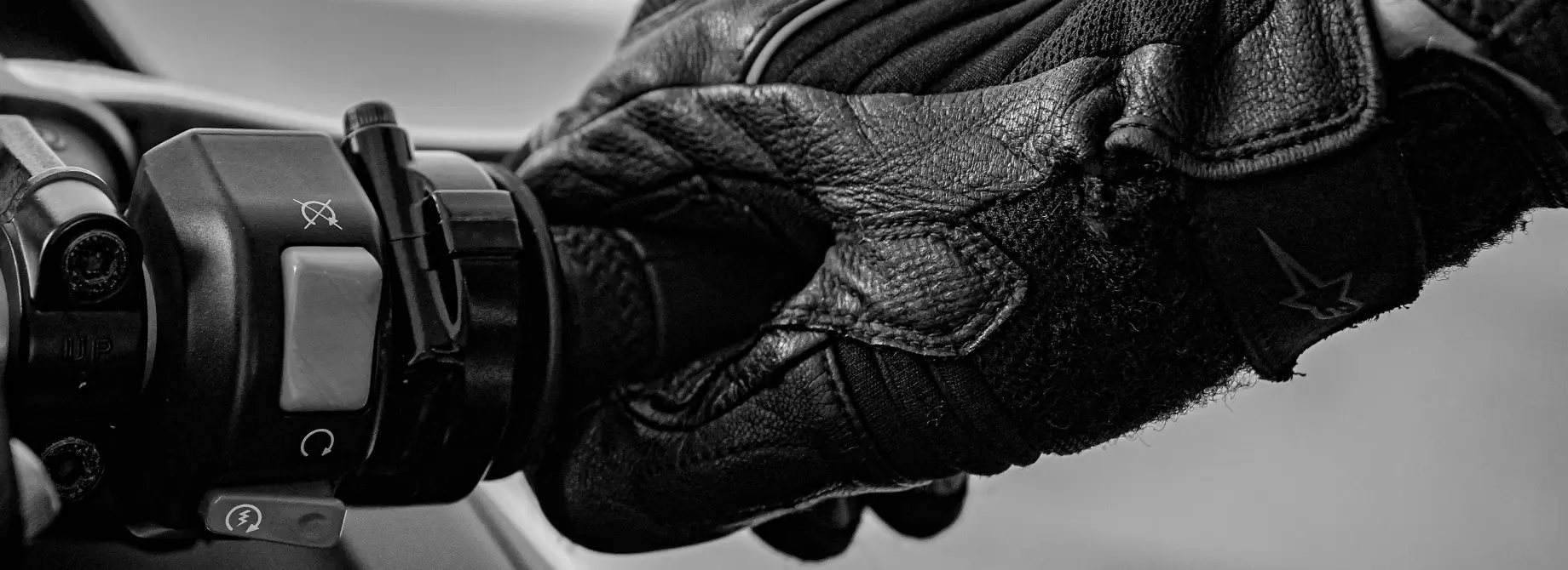 Kask, ochraniacze, kamizelka — kompletny zestaw ochronny dla młodego motocyklisty